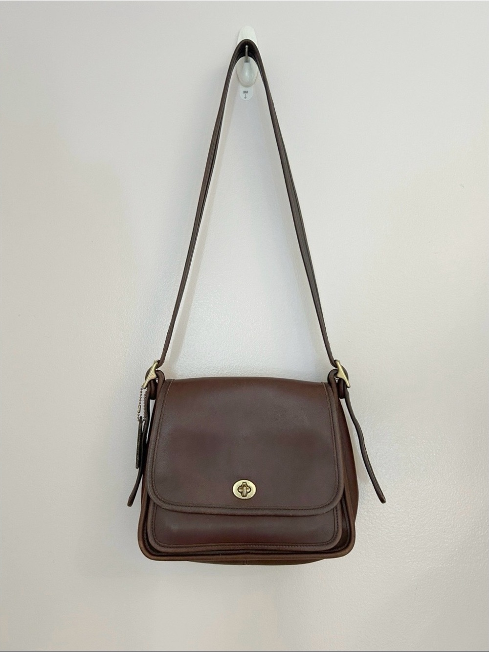 Coach Vintage Brown Leather
Ramblers Legacy Crossbody Bag
9061 Brass Turnlock